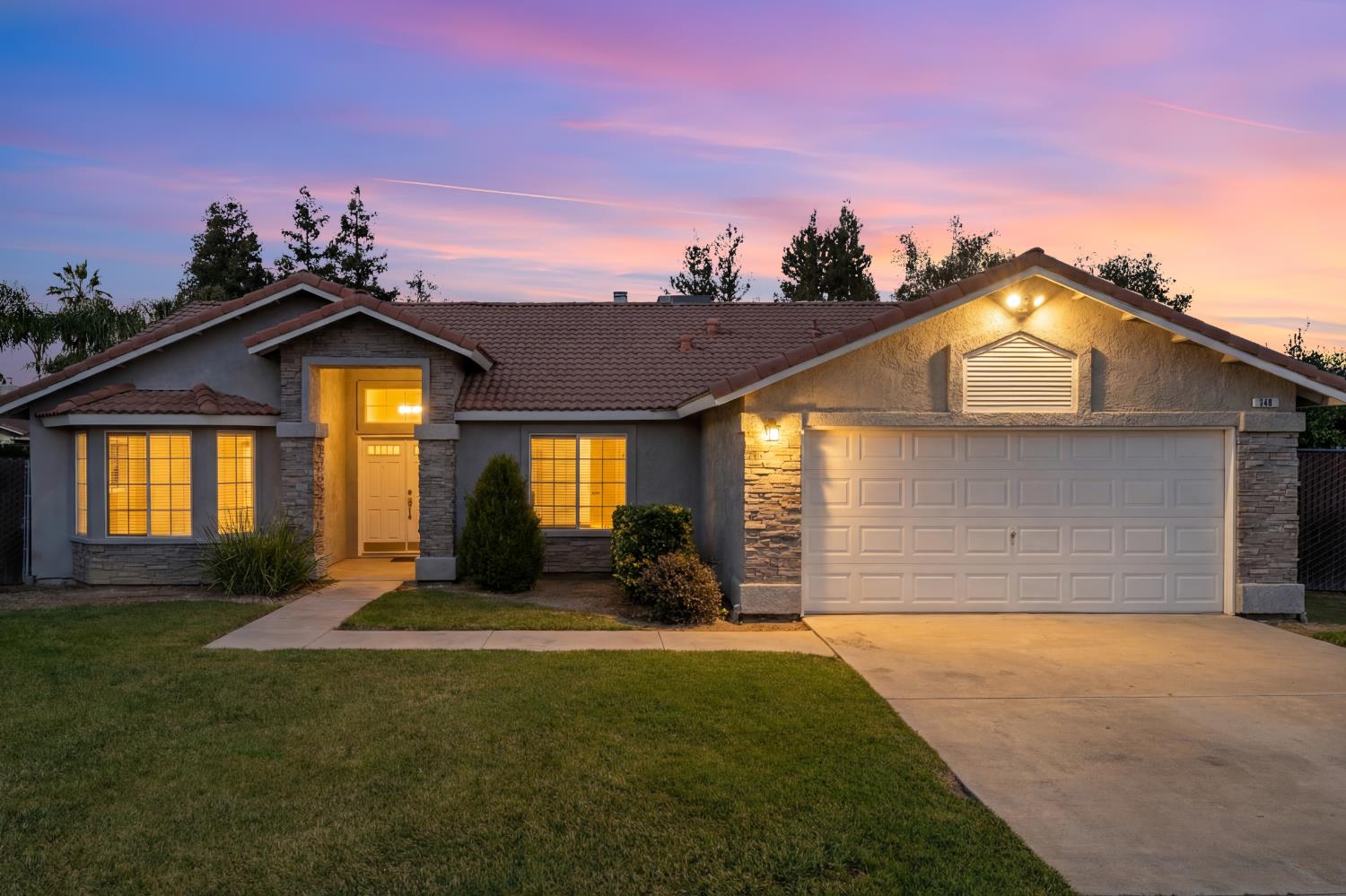 520 South Burgundy Street Kerman, CA 93630 - Photo 4 of 44