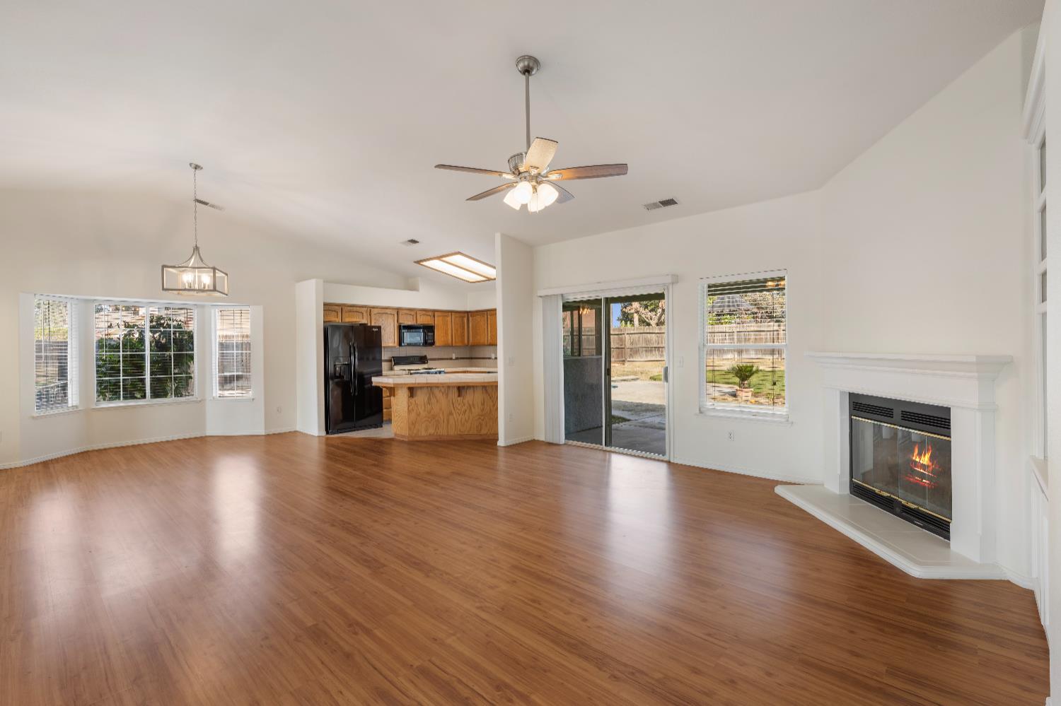 520 South Burgundy Street Kerman, CA 93630 - Photo 5 of 44