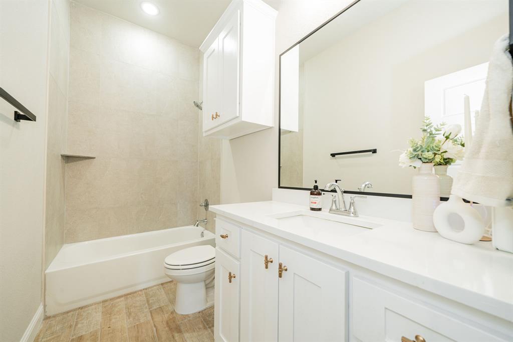 2000 Sweet Springs Road Weatherford, TX 76088 - Photo 27 of 40 a bathroom with a sink a toilet and tub