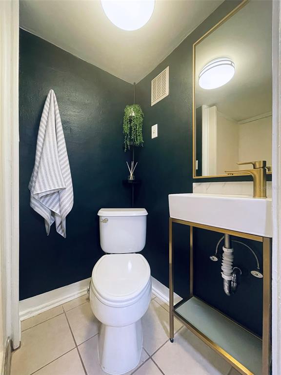 333 9th Avenue North, Unit B St. Petersburg, FL 33701 - Photo 4 of 8 a bathroom with a toilet and a sink