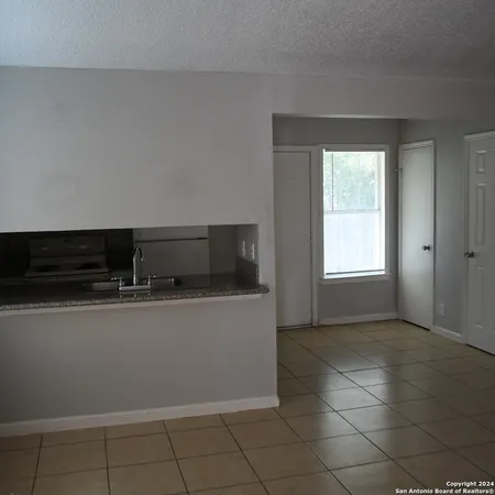 $875 | 5527 Lochmoor, Unit 2, San Antonio, TX 78244