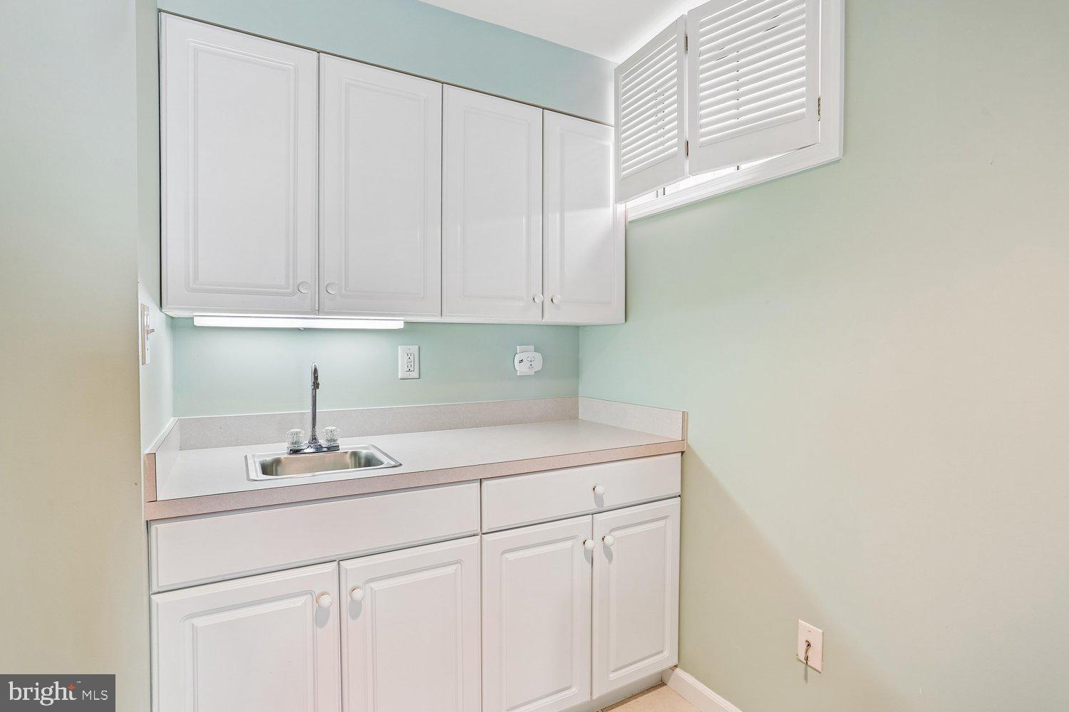 465 Tschiffely Square Road Gaithersburg, MD 20878 - Photo 42 of 74 Bonus space w/ wet bar & storage