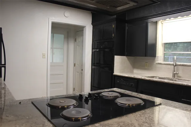 $1,600 | 265 Wayne Drive, Clute, TX 77531