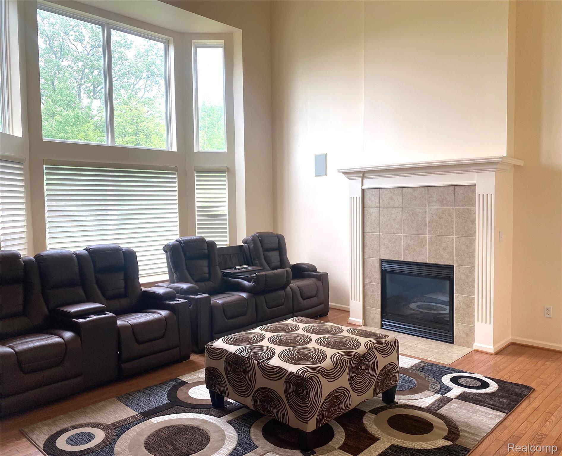29226 Ridge Court Warren, MI 48092 - Photo 3 of 11 Great room/living room