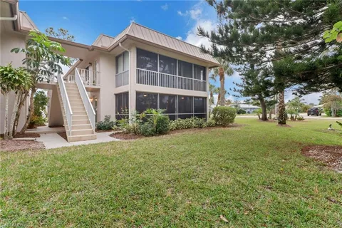 a view of a house with backyard and garden