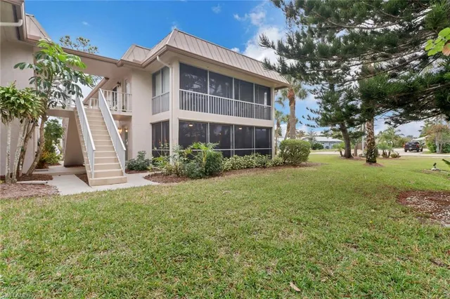 a view of a house with backyard and garden