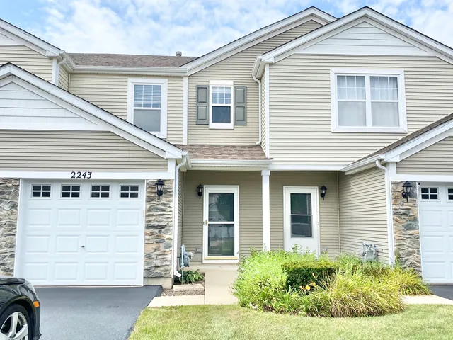 $1,950 | 2243 Flagstone Lane, Carpentersville, IL 60110