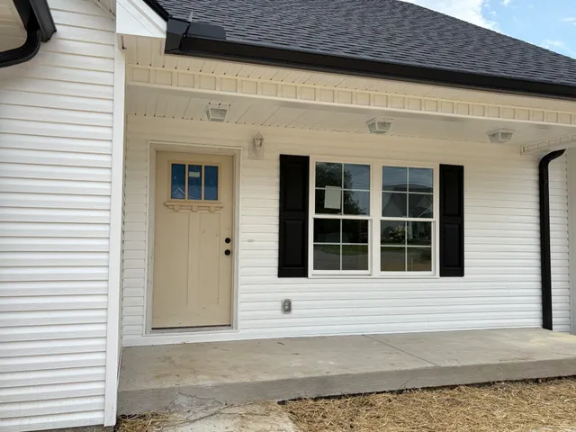 a view of a house with backyard