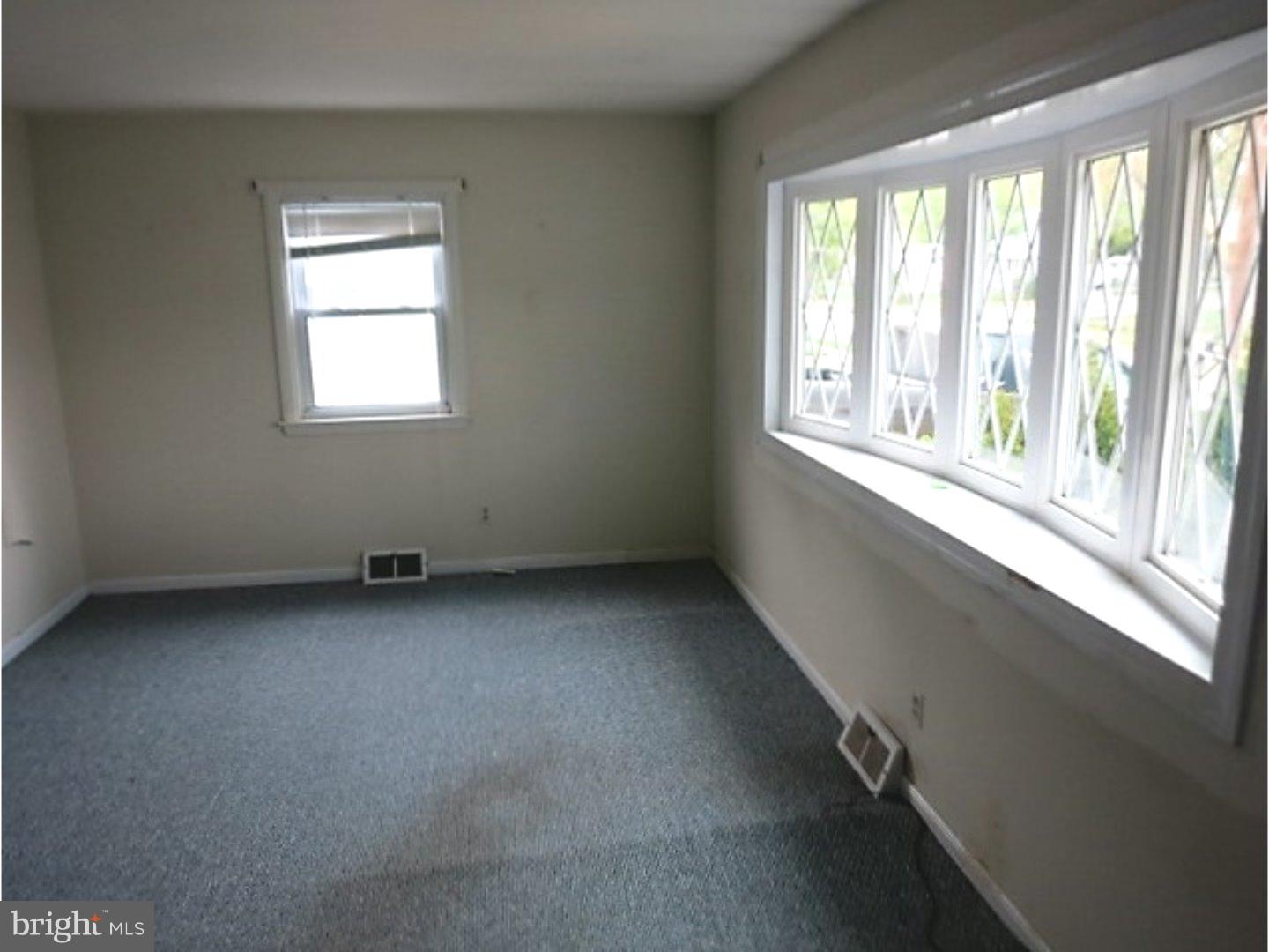 314 Wynnewood Road Trenton, NJ 08628 - Photo 4 of 22 Living Room
