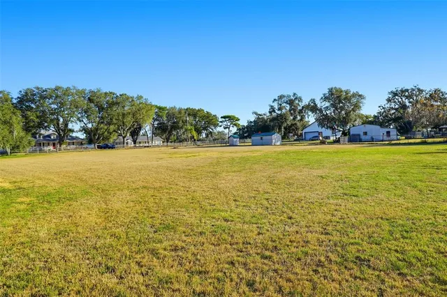 a view of a house with backyard
