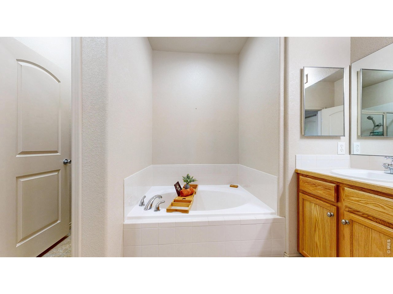 4672 West 20th Road, Unit 413 Greeley, CO 80634 - Photo 23 of 37 a bathroom with a sink and a bathtub