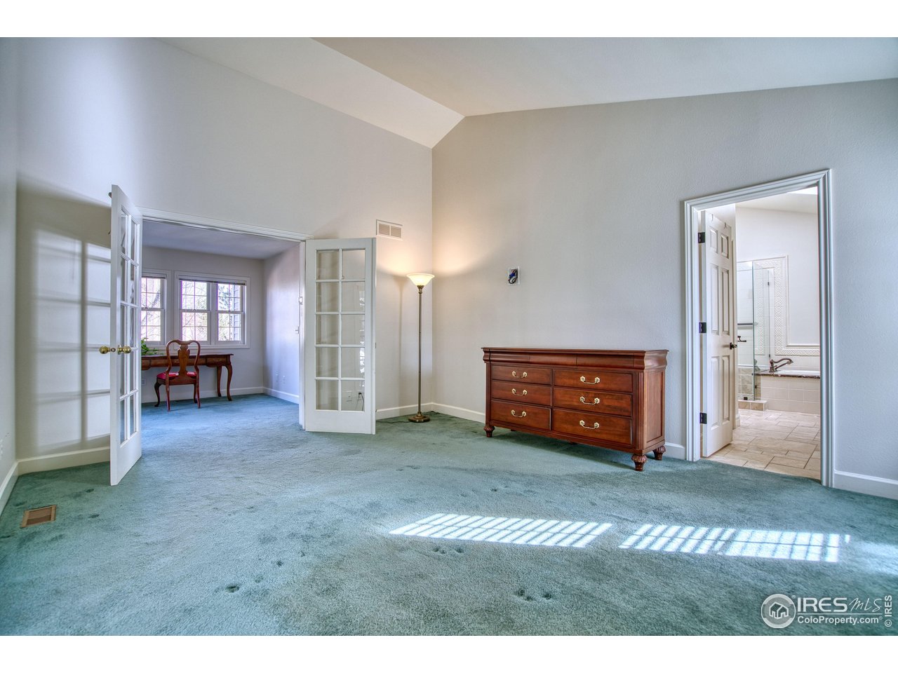 4471 Wellington Road Boulder, CO 80301 - Photo 19 of 42 a view of a livingroom with a furniture and a kitchen