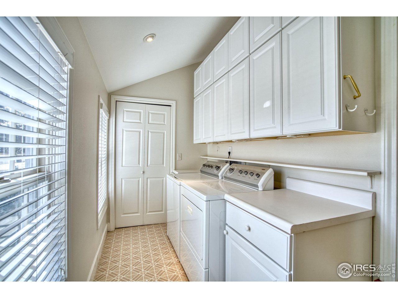 4471 Wellington Road Boulder, CO 80301 - Photo 25 of 42 a kitchen with a sink and cabinets