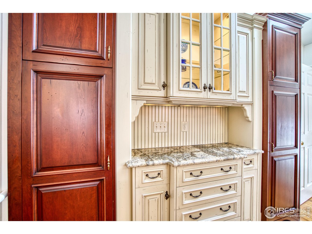 4471 Wellington Road Boulder, CO 80301 - Photo 9 of 42 a view of kitchen with granite countertop cabinets and black appliances