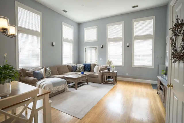 $3,600 | 352 West 3rd Street, Unit 9, Boston, MA 02127