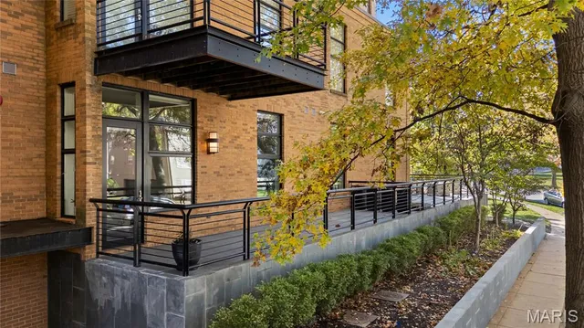 $400,000 | 7542 Cromwell Drive, Unit 1B, Clayton, MO 63105