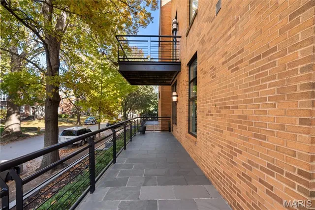 $400,000 | 7542 Cromwell Drive, Unit 1B, Clayton, MO 63105