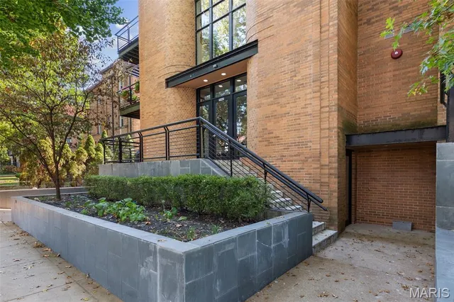 $400,000 | 7542 Cromwell Drive, Unit 1B, Clayton, MO 63105