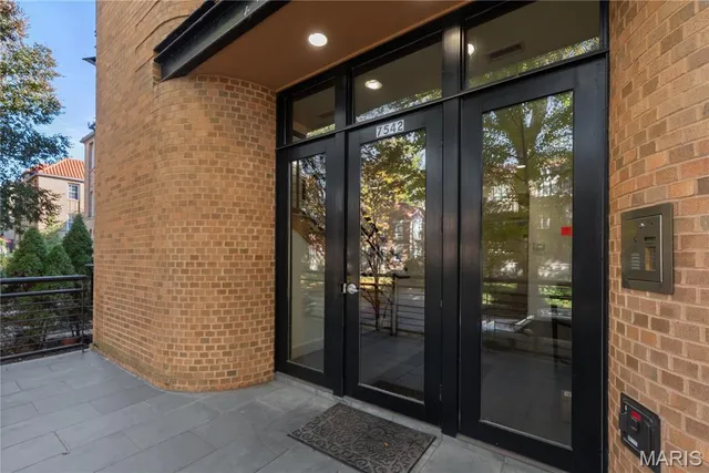 $400,000 | 7542 Cromwell Drive, Unit 1B, Clayton, MO 63105