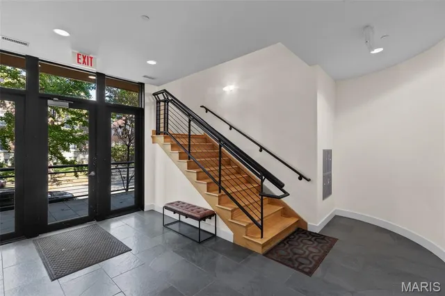 $400,000 | 7542 Cromwell Drive, Unit 1B, Clayton, MO 63105