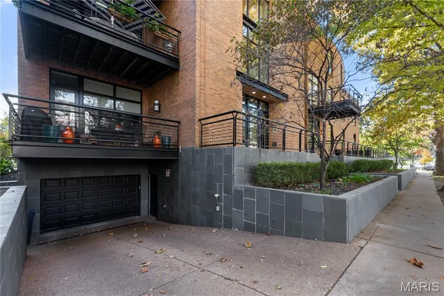 $400,000 | 7542 Cromwell Drive, Unit 1B, Clayton, MO 63105