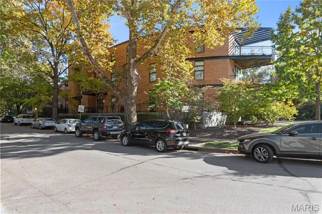 $400,000 | 7542 Cromwell Drive, Unit 1B, Clayton, MO 63105