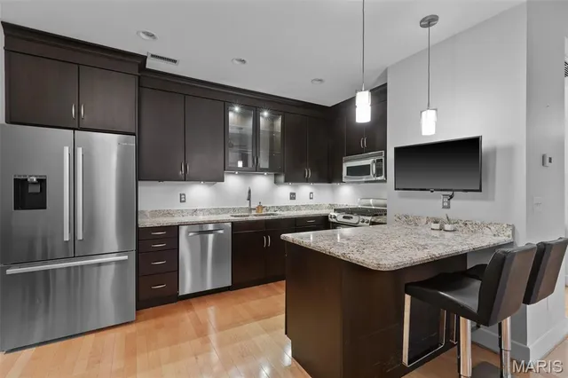 $400,000 | 7542 Cromwell Drive, Unit 1B, Clayton, MO 63105