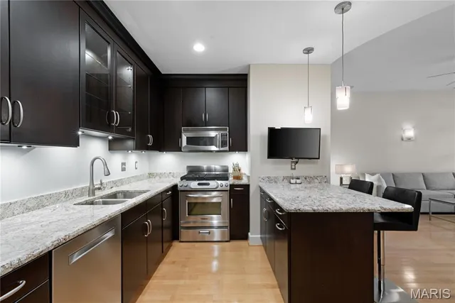 $400,000 | 7542 Cromwell Drive, Unit 1B, Clayton, MO 63105