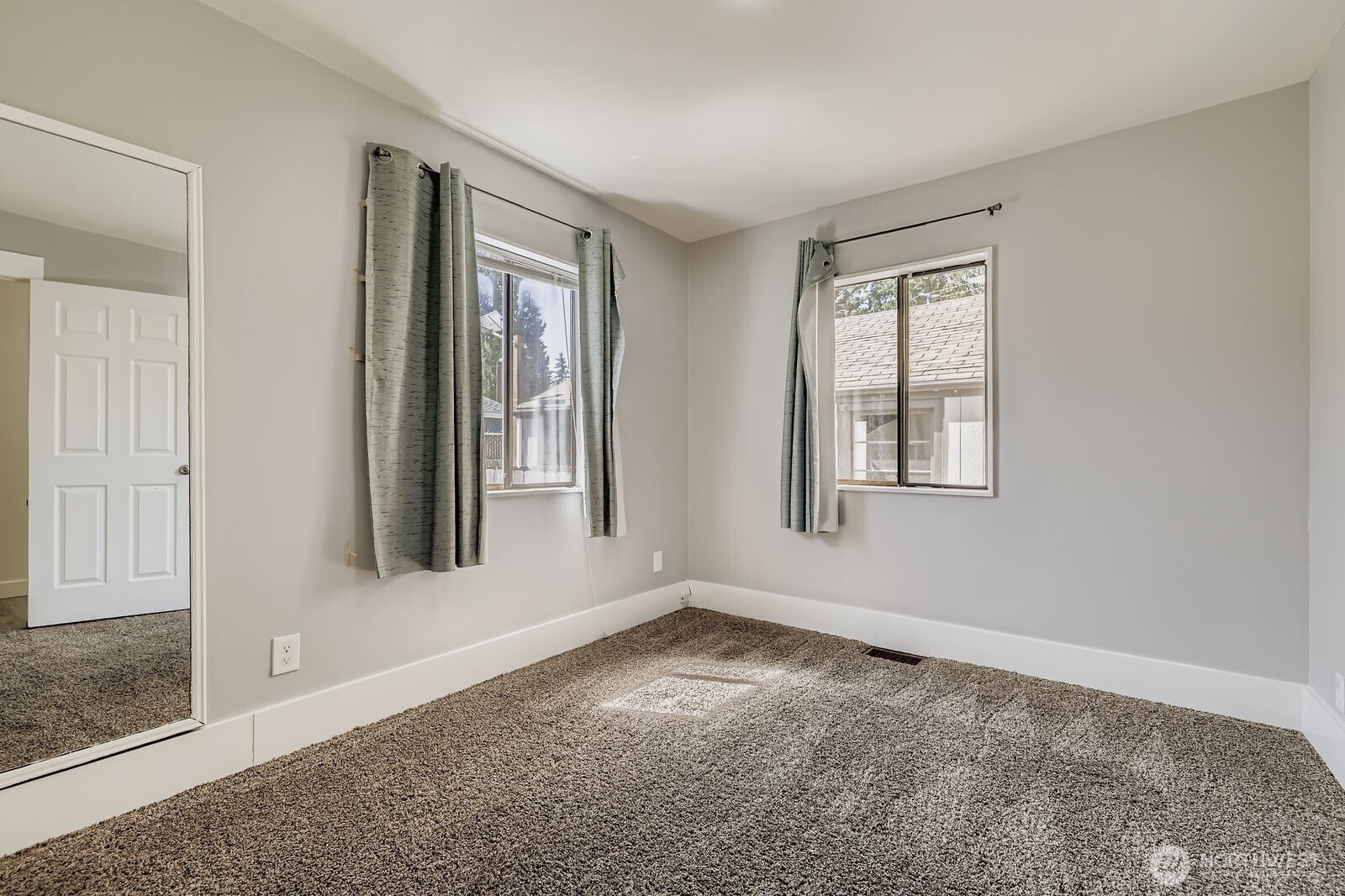 7806 Beverly Boulevard Everett, WA 98203 - Photo 13 of 22 an empty room with windows