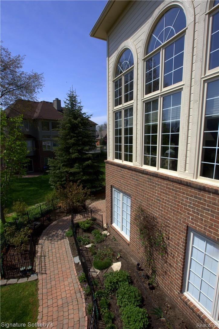 1616 Springview Court Rochester, MI 48307 - Photo 48 of 51 45.jpg