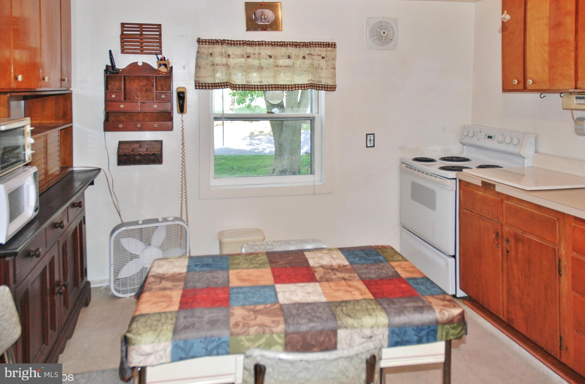 24211 Ridge Road Damascus, MD 20872 - Photo 4 of 15 Kitchen with Table space