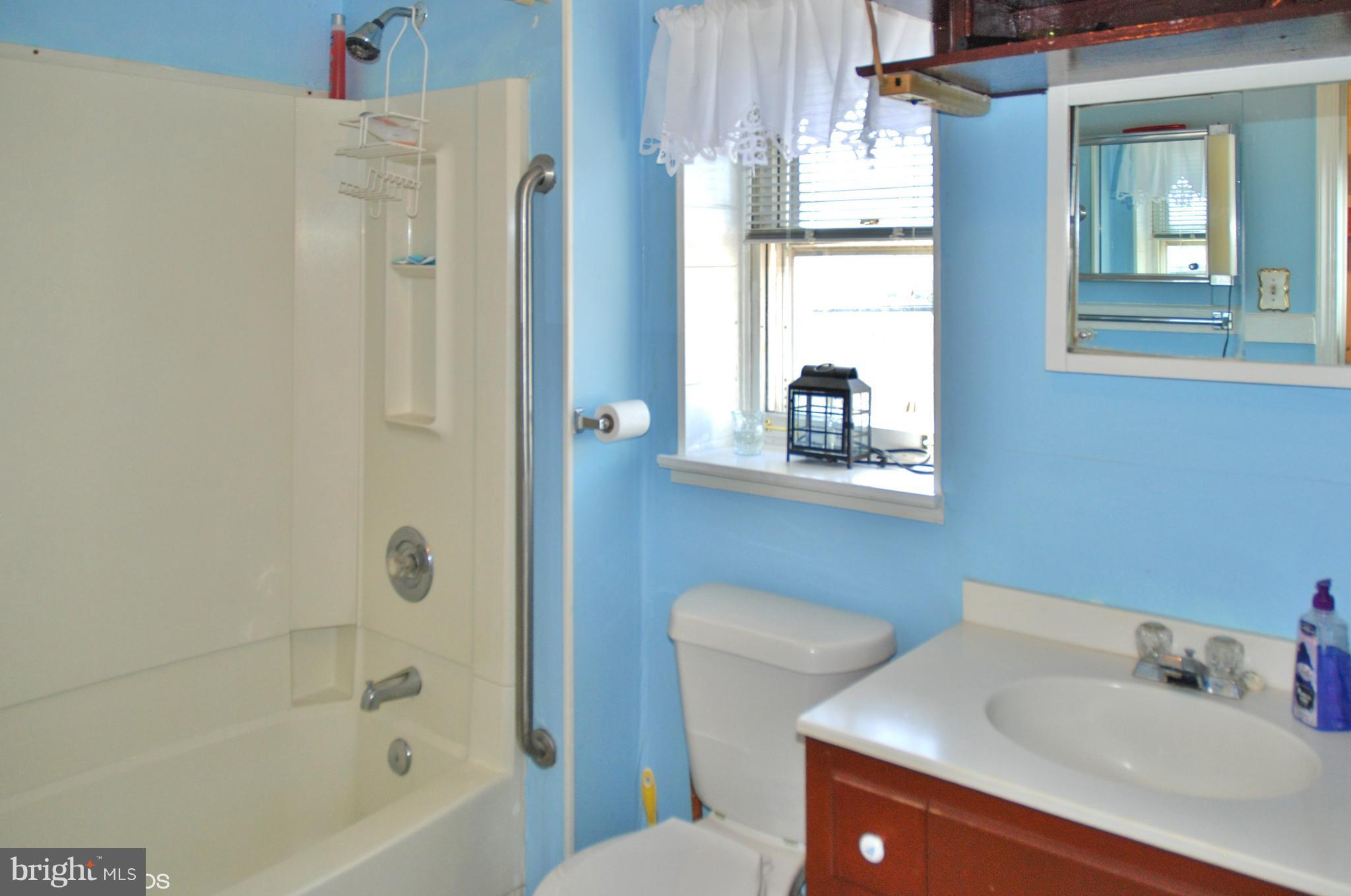 24211 Ridge Road Damascus, MD 20872 - Photo 7 of 15 Bathroom with Tub