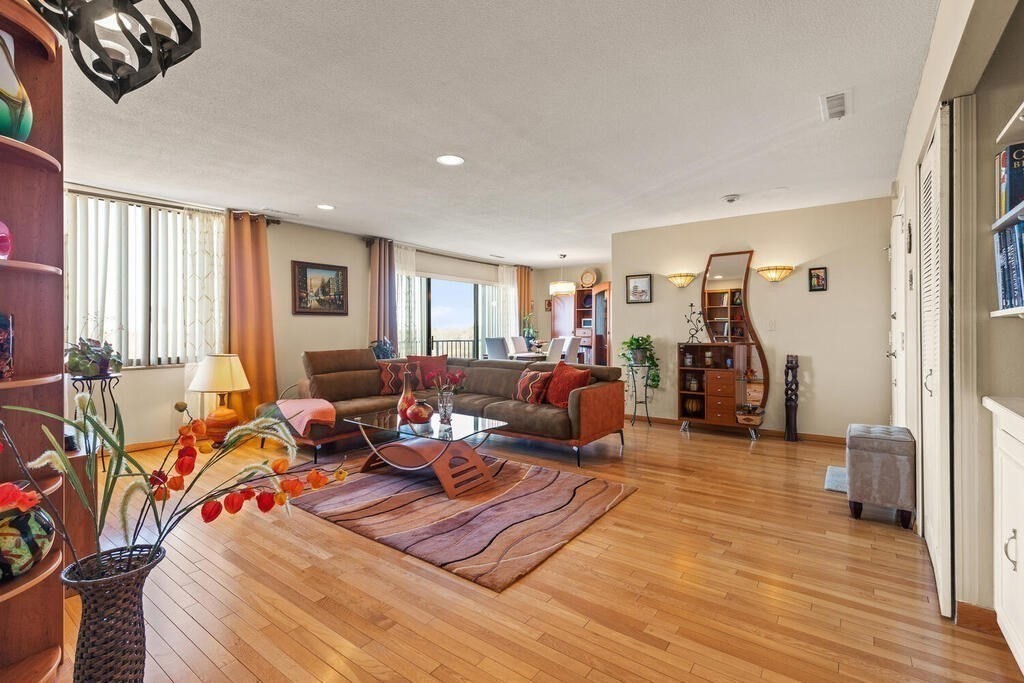 1004 Paradise Road, Unit PHP Swampscott, MA 01907 - Photo 8 of 38 Gallery Image 8