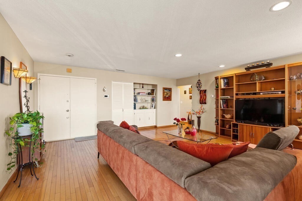 1004 Paradise Road, Unit PHP Swampscott, MA 01907 - Photo 10 of 38 Gallery Image 10