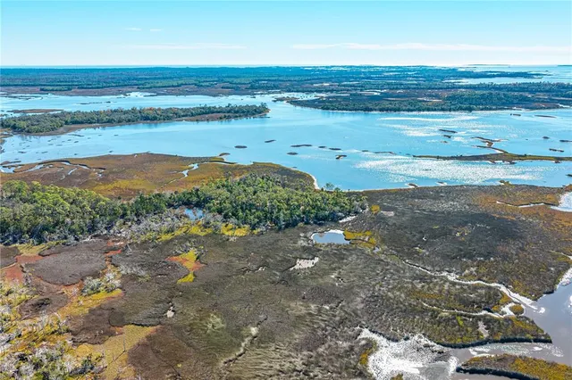 a view of entryway and kitchen