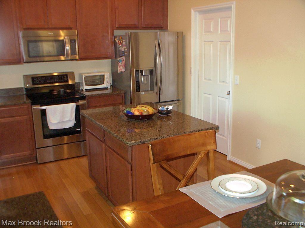 3282 Fantail Drive Rochester, MI 48309 - Photo 17 of 28 Kitchen as viewed from nook