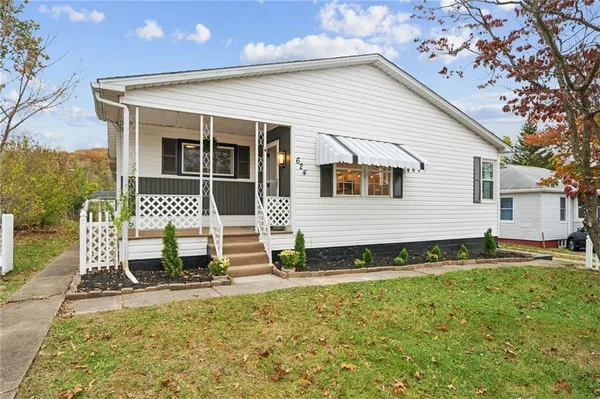 a view of a house with backyard