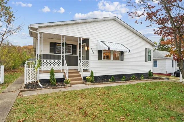 a view of a house with backyard