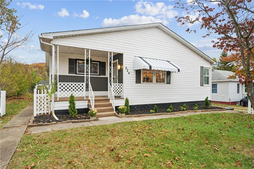 a view of a house with backyard