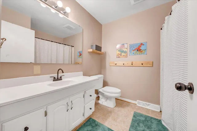 a view of a livingroom with furniture and a ceiling fan