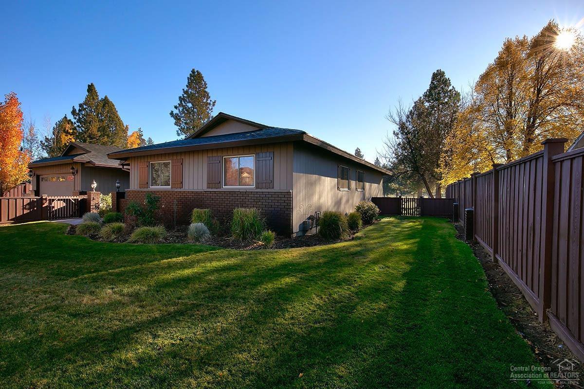 61062 Parrell Road Bend, OR 97702 - Photo 6 of 25 Spacious front tard is fully-fenced