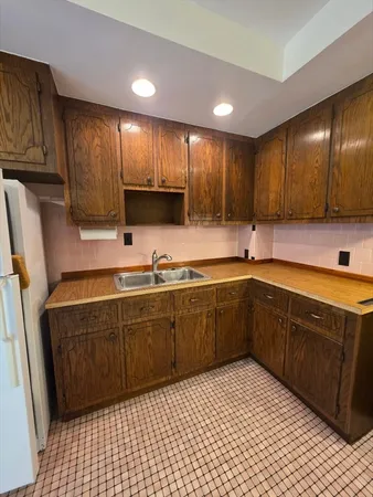 $1,700 | 145 Suffolk Street, Unit 1 EAST, Fall River, MA 02720