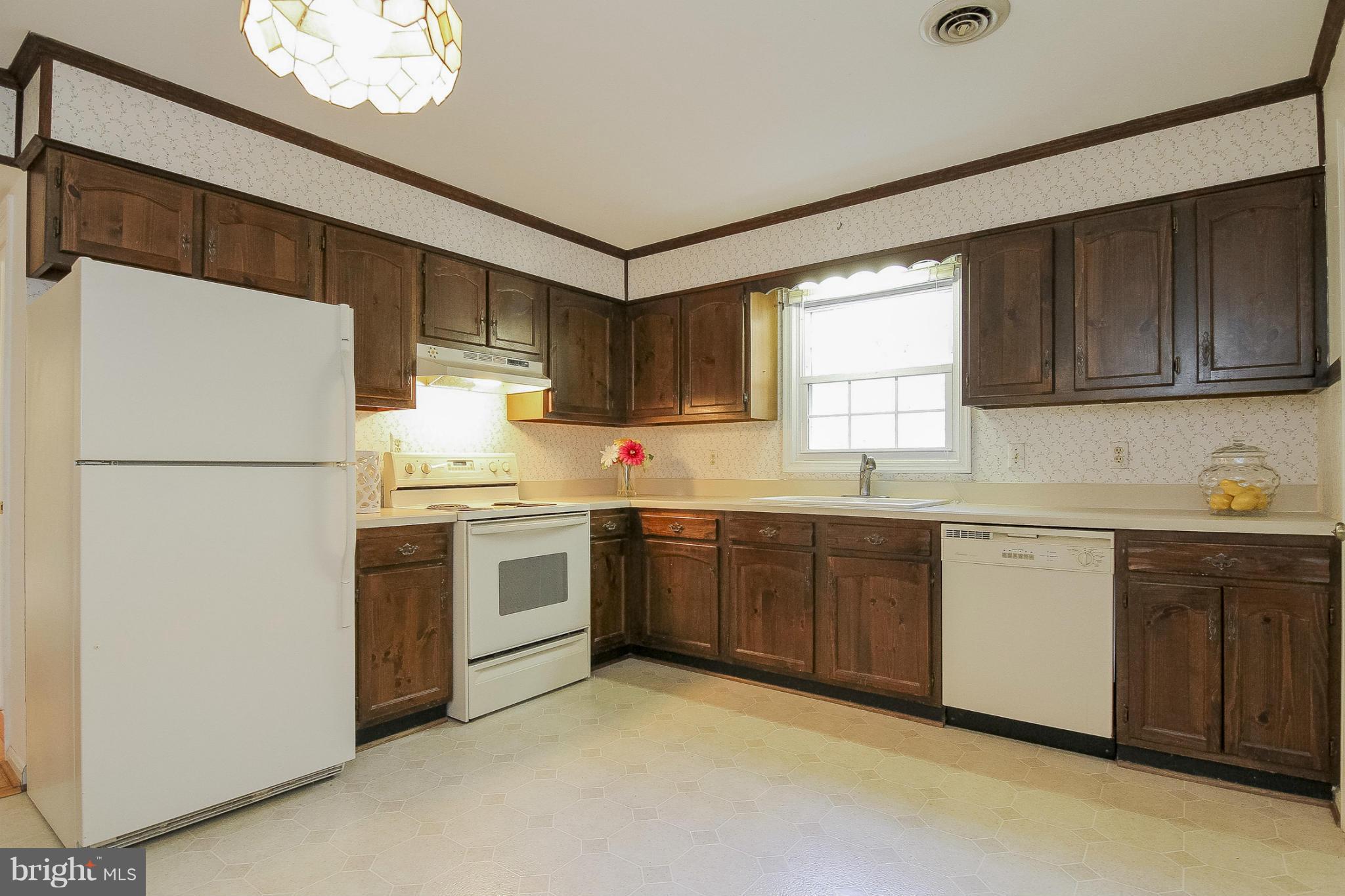 4002 Ensors Shop Road Midland, VA 22728 - Photo 11 of 25 KITCHEN VIEW #2 - SOLID WOOD CABINETS
