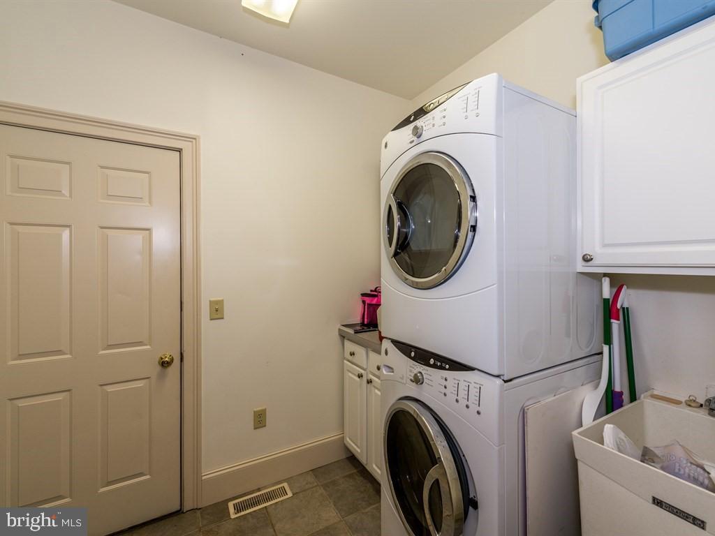 785 Rohen Ridge Drive Lititz, PA 17543 - Photo 19 of 36 a utility room with dryer and washer