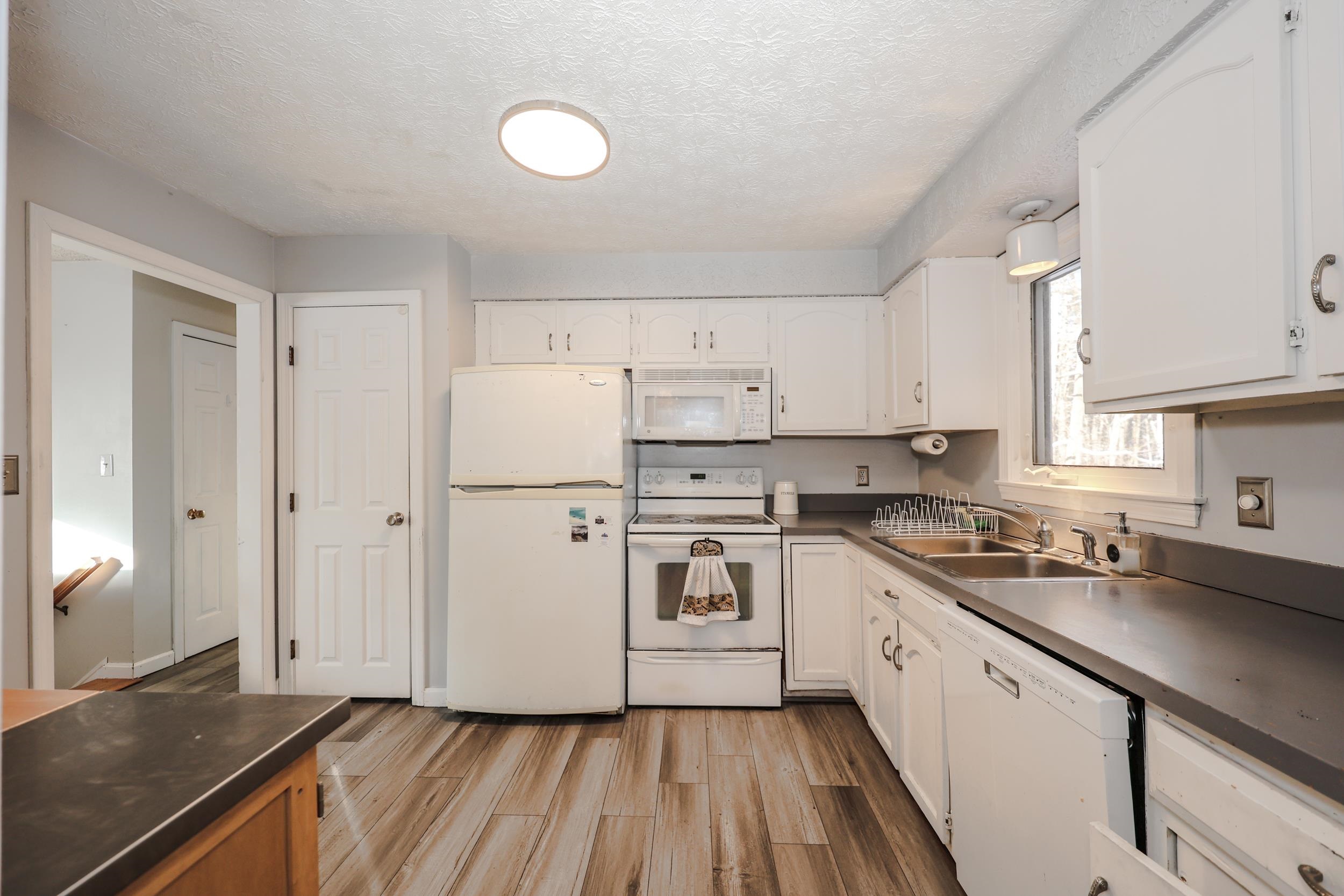 40 Clifton Road Bedford, NH 03110 - Photo 12 of 30