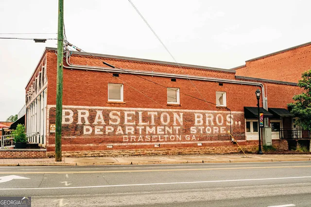 a view of a house with backyard and garden