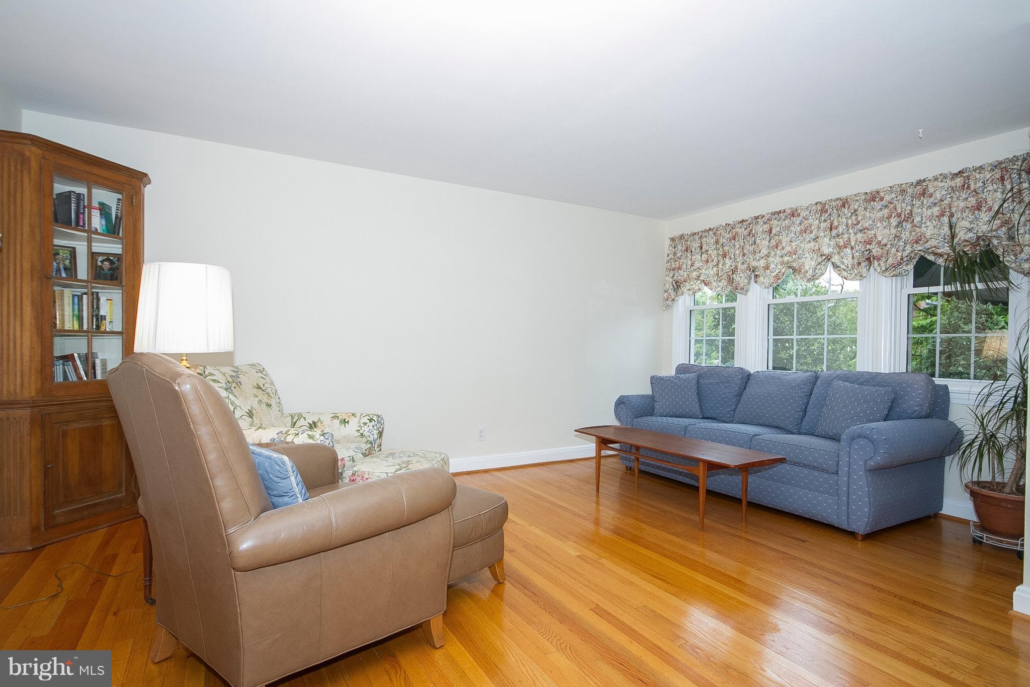 361 Whitfield Road Catonsville, MD 21228 - Photo 10 of 28 Living Room