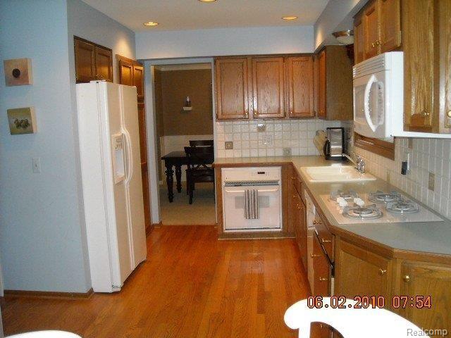 36816 Chesapeake Road Farmington, MI 48335 - Photo 8 of 9 KITCHEN