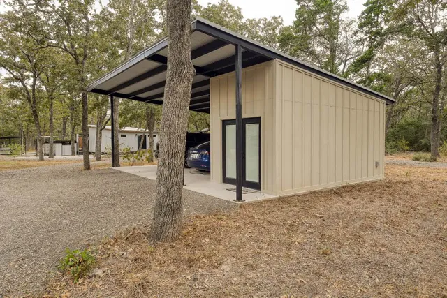 a view of a house with backyard and tree