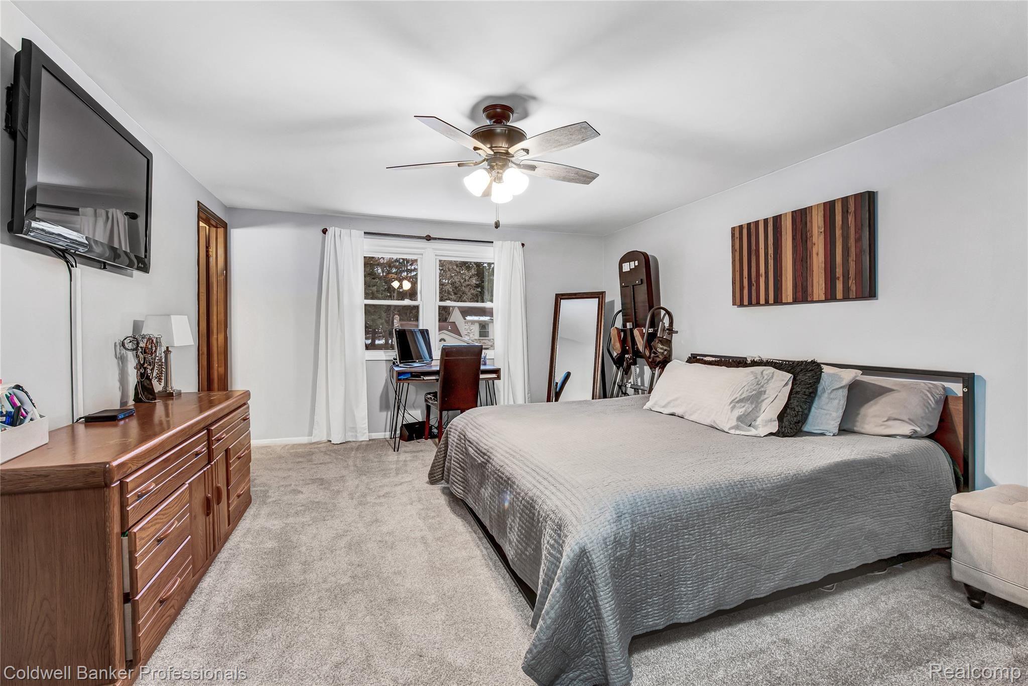 433 Lake Forest Road Rochester, MI 48309 - Photo 21 of 38 433 Lake Forest Rochester Hills8039.jpg